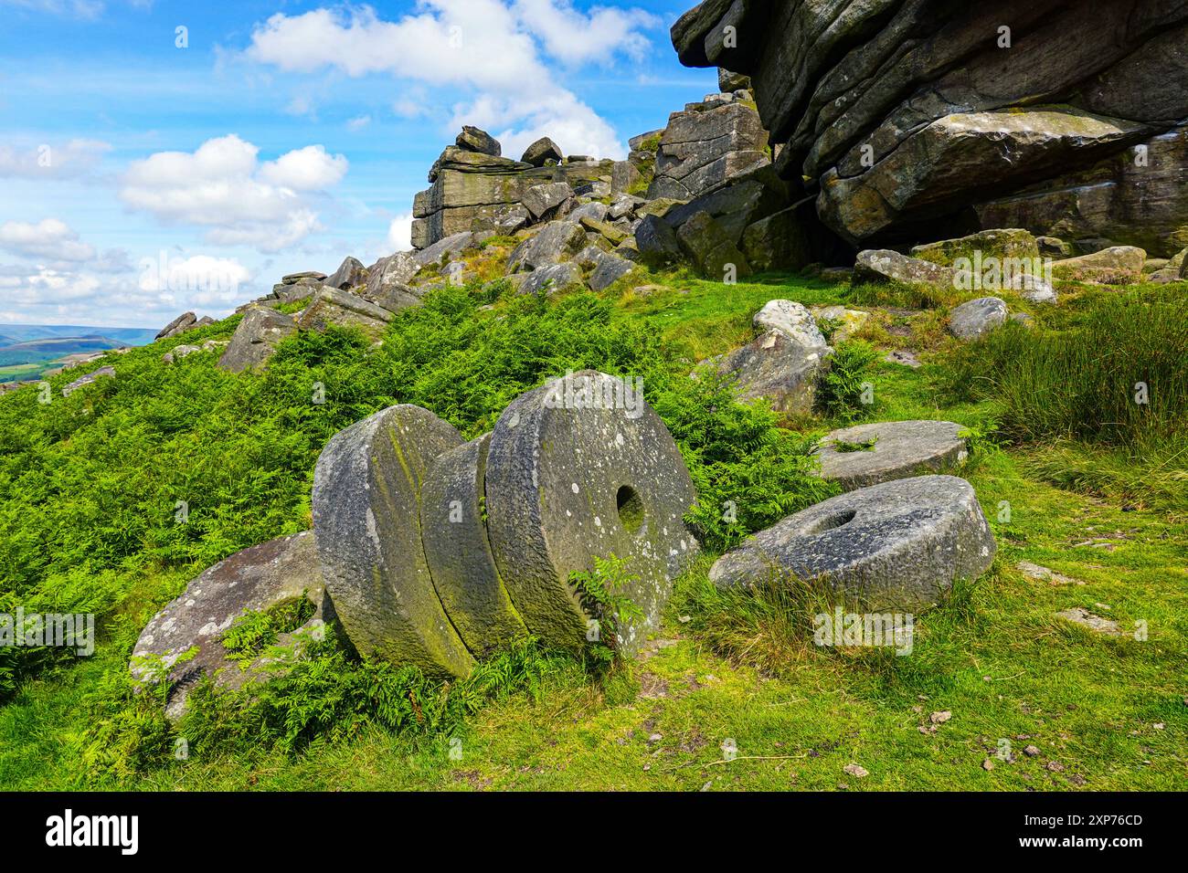 Verlassene Mühlensteine in Stanage Edge, Peak District, Nationalpark, Derbyshire, Großbritannien Stockfoto