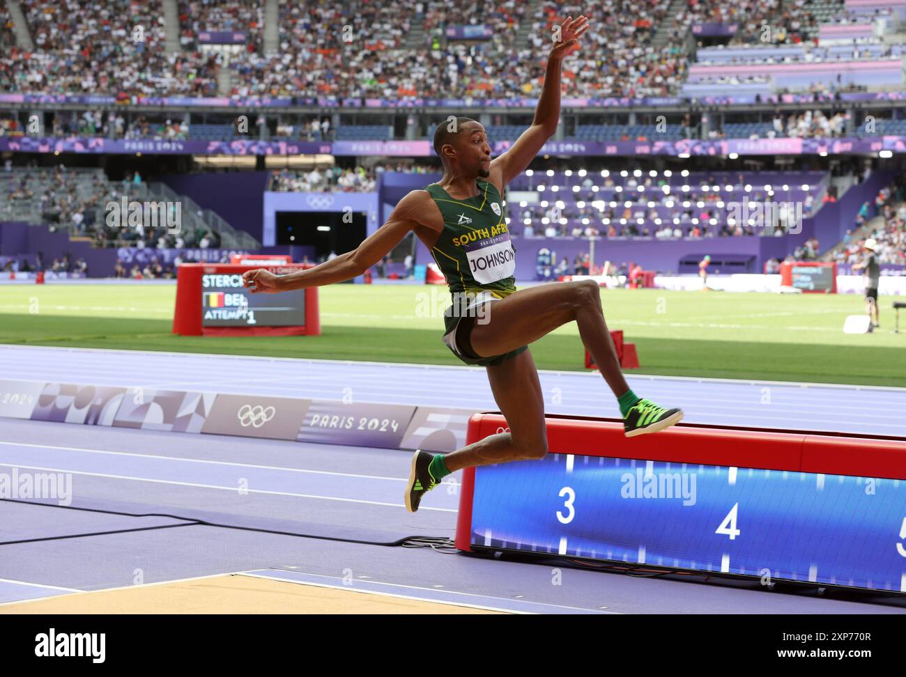 Paris, Frankreich. August 2024. Cheswill Johnson von den südafrikanischen Sprüngen während der Qualifikation für den Long Jump der Herren beim Leichtathletikwettbewerb der Olympischen Sommerspiele 2024 im Stade de France in Paris, Frankreich, am Sonntag, den 4. August, 2024. Foto: Maya Vidon-White/UPI Credit: UPI/Alamy Live News Stockfoto