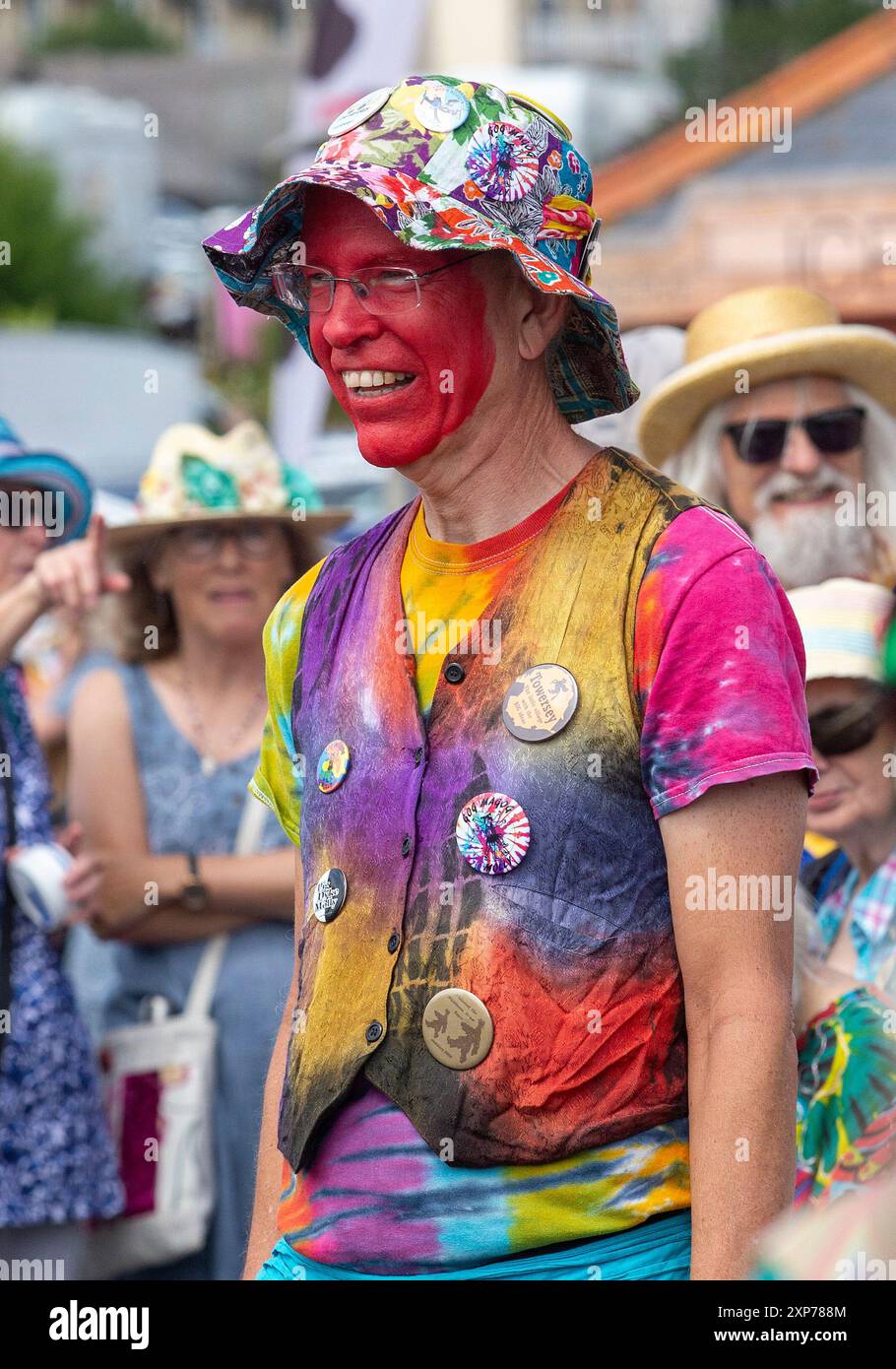 Sidmouth, Devon, 4. August 24 Ein Aufstand farbenfroher Hüte als Sidmouth Folk Festival - jetzt im 70. Jahr, beginnt in Devonshire. Photo Central/Alamy Live News Stockfoto