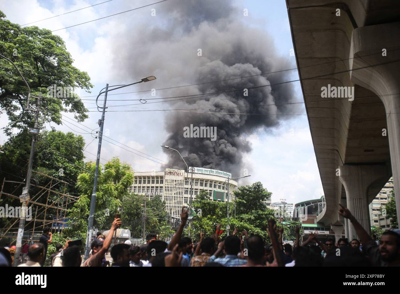 Studierende protestieren gegen das Quotensystem in Regierungsjobs in Dhaka, Bangladesch-Demonstranten blockieren die Straßenkreuzung während eines Protests in Dhaka am 4. August 2024, um Gerechtigkeit für die Opfer zu fordern, die während der jüngsten landesweiten Gewalt während der Anti-Quoten-Proteste verhaftet und getötet wurden. Die Zahl der Todesopfer aus den Auseinandersetzungen am 4. August zwischen Demonstranten in Bangladesch, die den Rücktritt von Premierminister Scheich Hasina und regierungsnahen Unterstützern forderten, ist auf mindestens 23 gestiegen, sagten Polizei und Ärzte. Dhaka Dhaka Bezirk Bangladesch Copyright: XHabiburxRahmanx Stockfoto