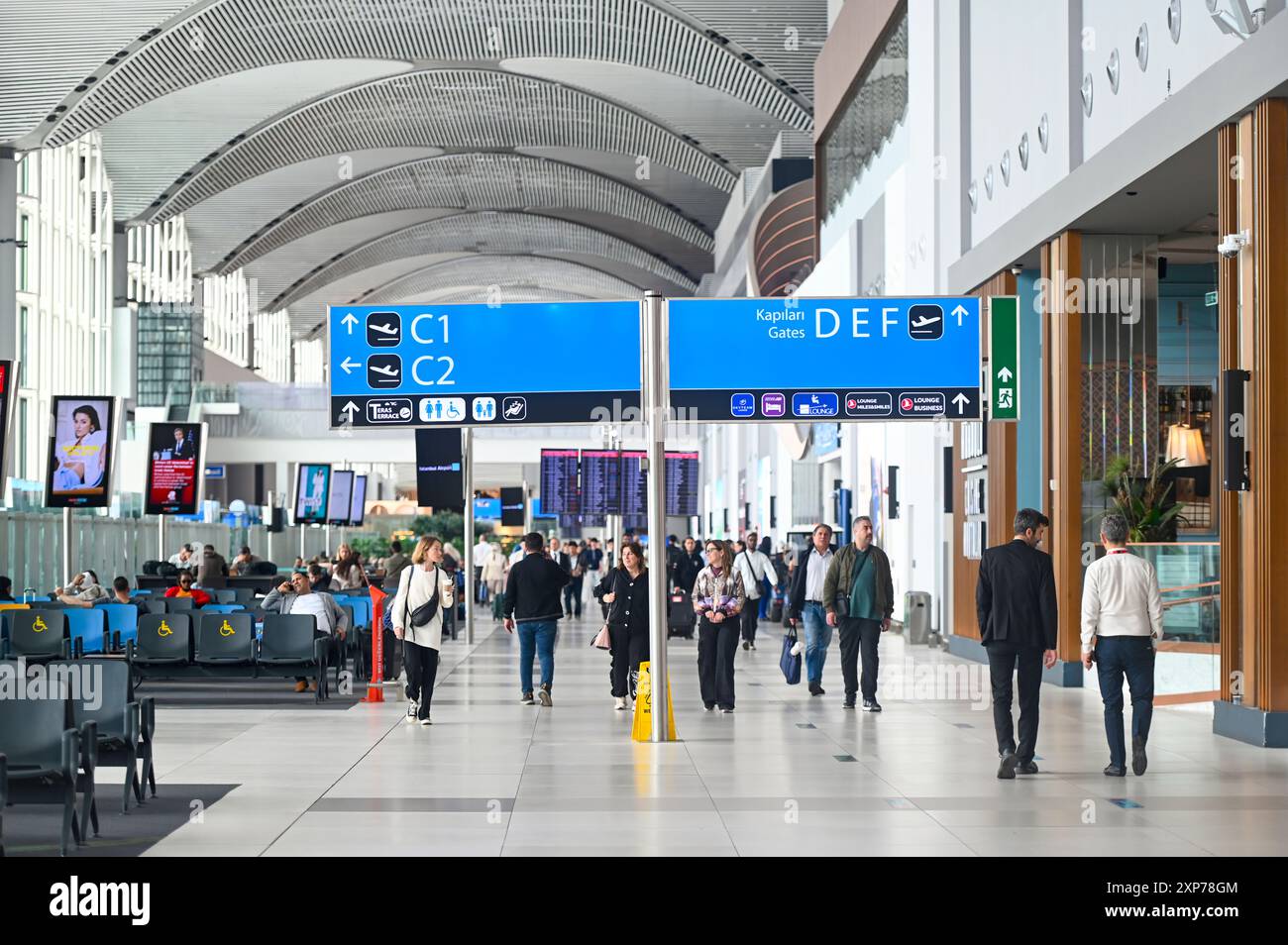 ISTANBUL - 02. MAI: Innenraum des neuen internationalen Flughafens Istanbul mit Fluggästen am 2. Mai. 2024 in der Türkei Stockfoto