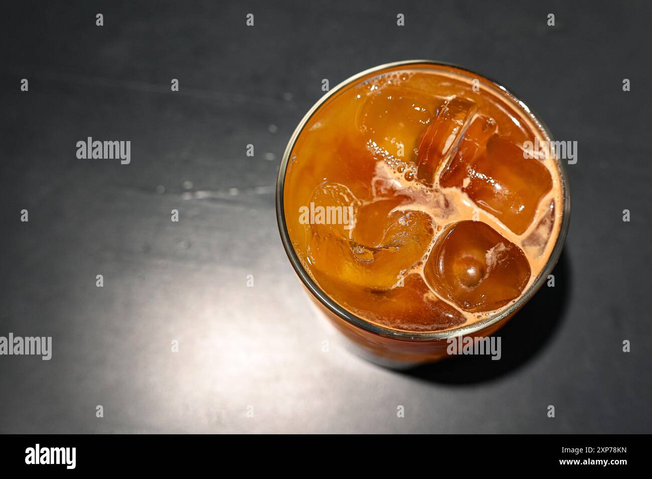 Blick von oben auf Glas mit Hummelkaffee oder Hummelkaffee mit Orangensaft und Eis als Sommergetränk Stockfoto