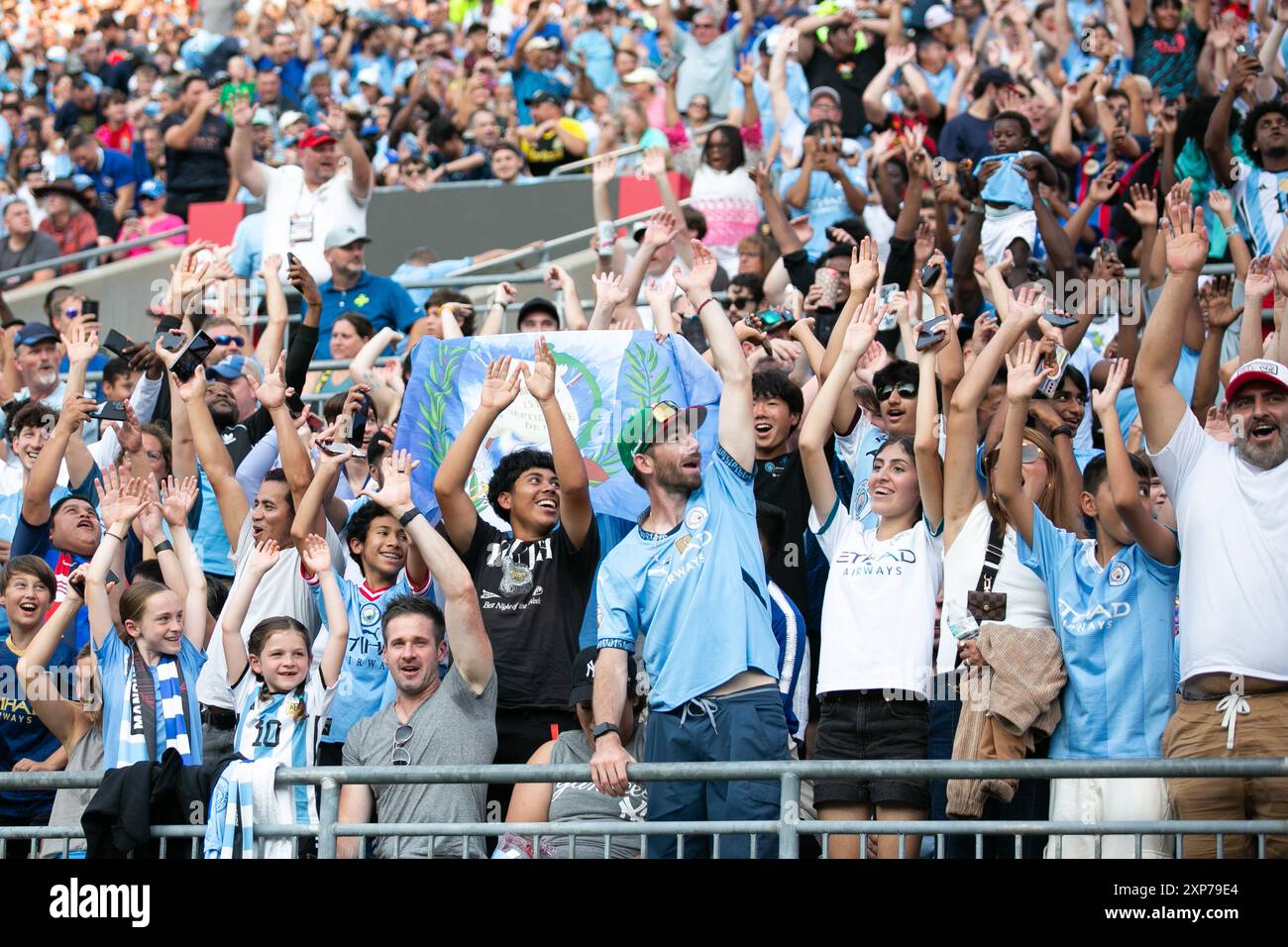 Columbus, Ohio, USA. August 2024. Die Fans starten die Welle während des Spiels. Manchester City spielt Chelsea FC in einem internationalen Freundschaftsspiel im Ohio Stadium. Quelle: Kindell Buchanan/Alamy Live News Stockfoto