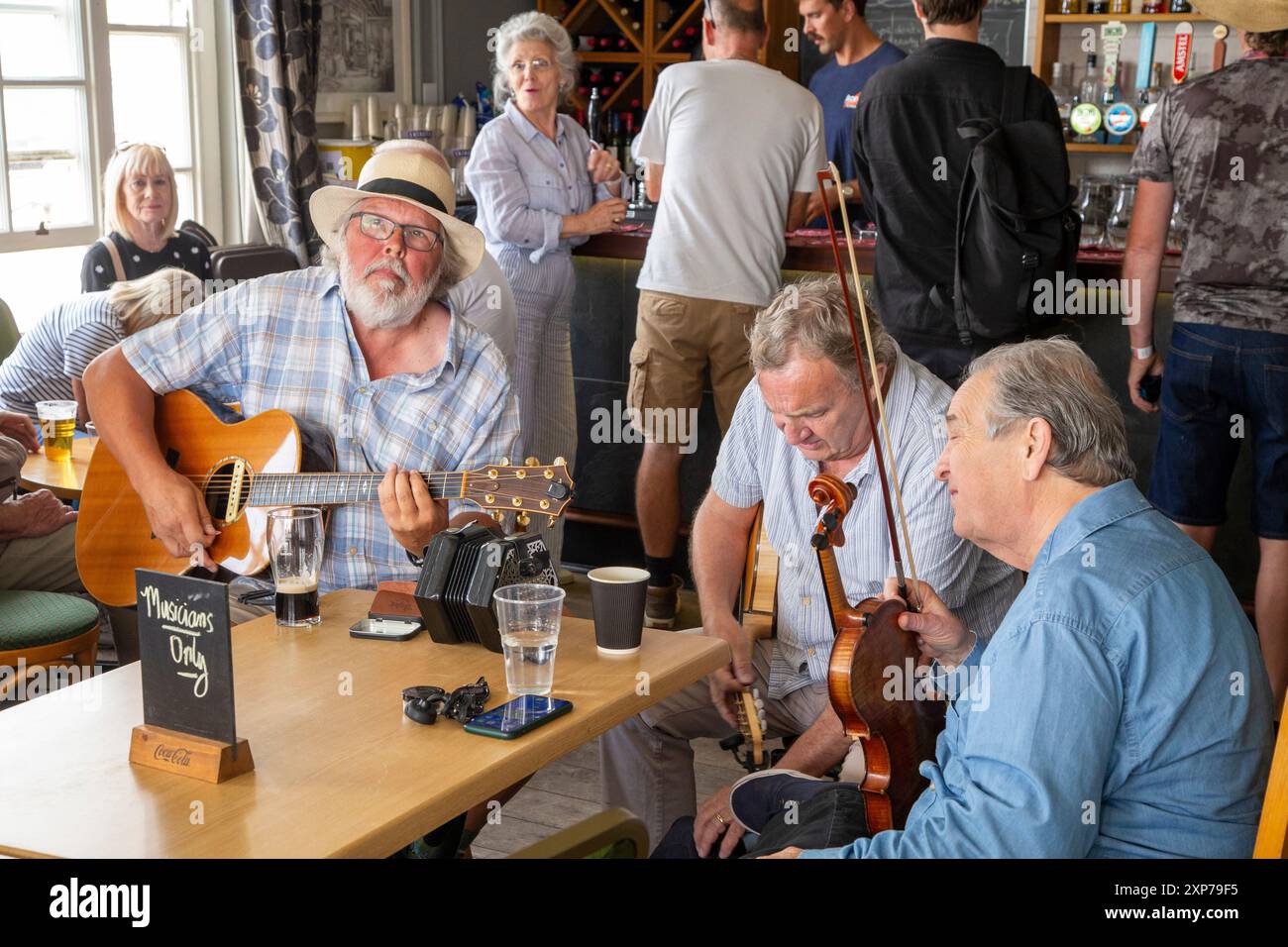 Sidmouth, Devon, 4. August 24 jeder Pub und jede Bar in Sidmouth ist voll mit Musikern während des Folk Festivals. Photo Central/Alamy Live News Stockfoto