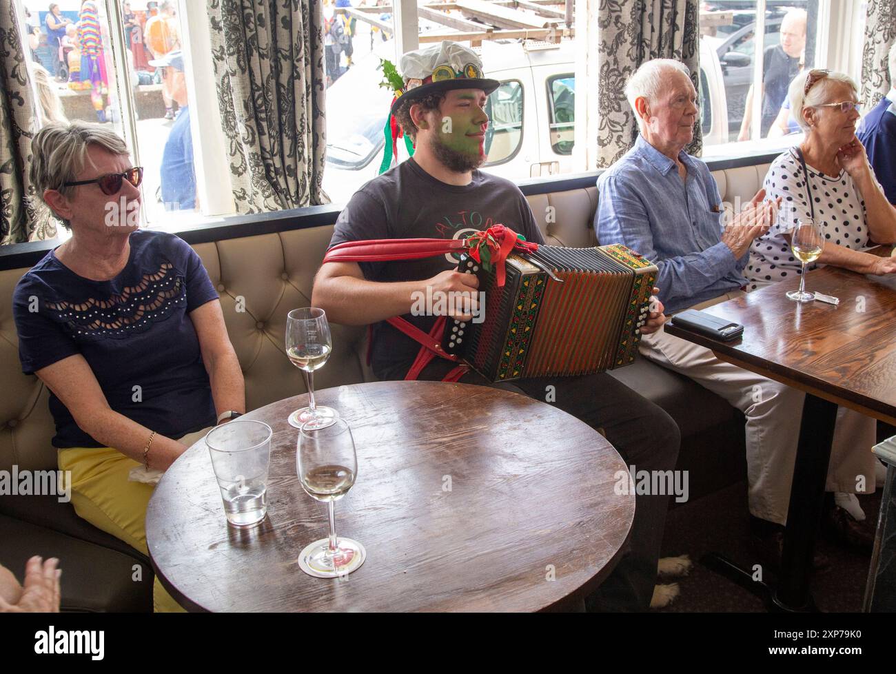 Sidmouth, Devon, 4. August 24 jeder Pub und jede Bar in Sidmouth ist voll mit Musikern während des Folk Festivals. Photo Central/Alamy Live News Stockfoto
