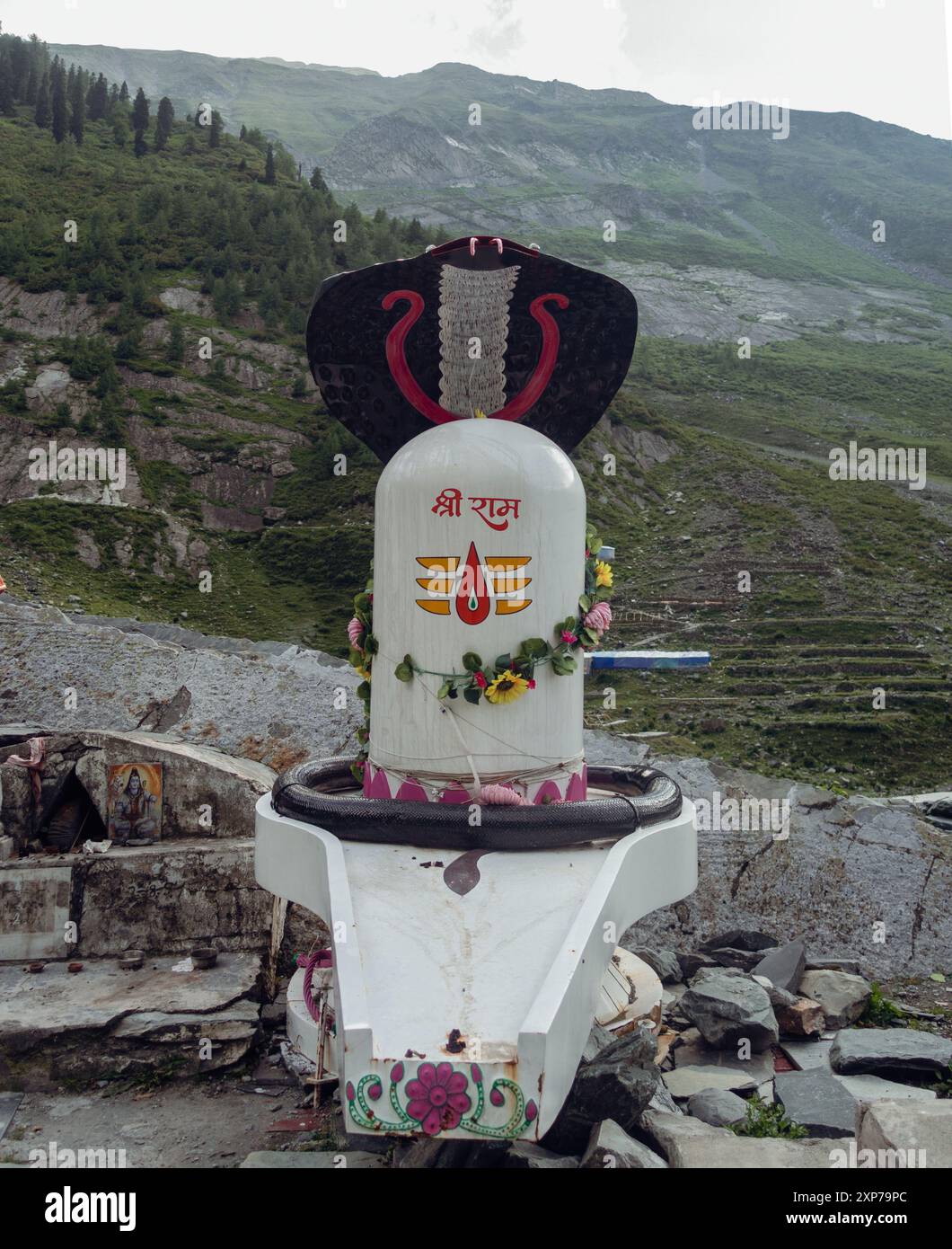 Juli 25.2024, Himachal Pradesh, Indien. Weiße Skulptur von Shiva Lingam mit dem Schlangengott Shesh Naag oben, symbolisiert Gottheit Shiva, im Tal Stockfoto