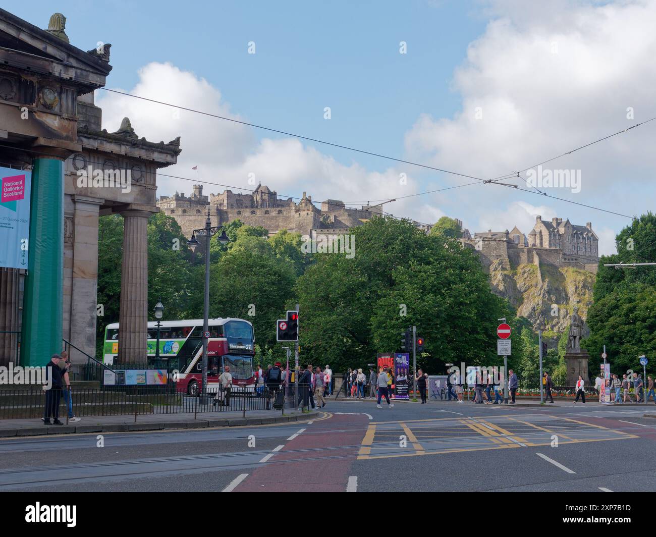Edinburgh Castle von der Kreuzung in der Princes Street aus gesehen. Edinburgh, Hauptstadt Schottlands, 03. August 2024 Stockfoto