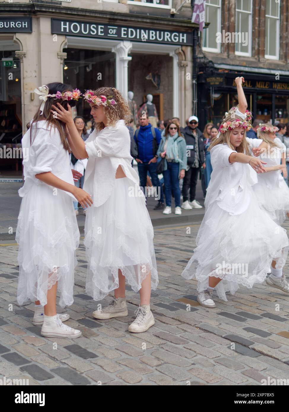 Weibliche Tänzerinnen spielen auf der Royal Mile während des Edinburgh Fringe Festivals, 3. August 2024 Stockfoto