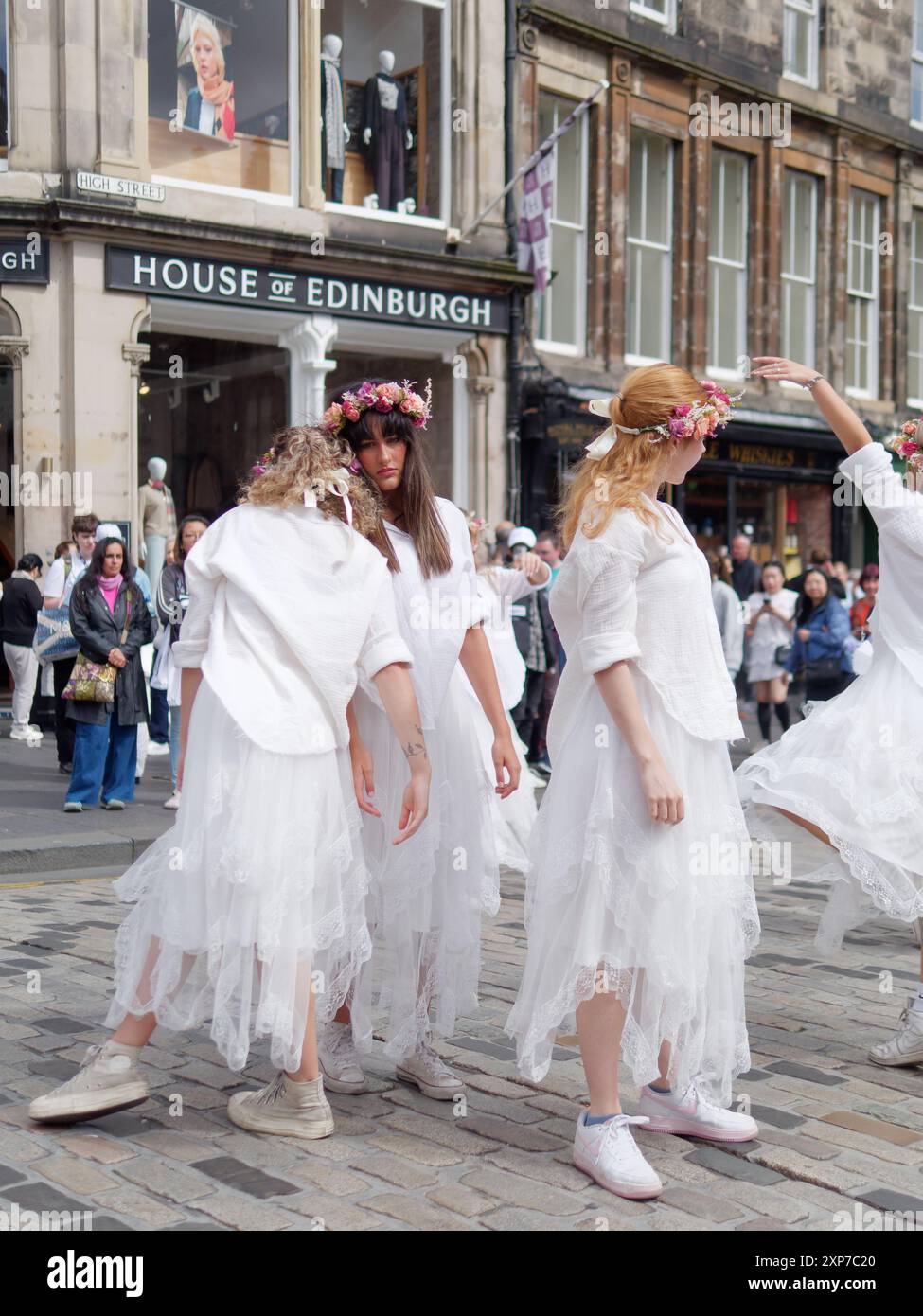 Weibliche Tänzerinnen spielen auf der Royal Mile während des Edinburgh Fringe Festivals, 3. August 2024 Stockfoto