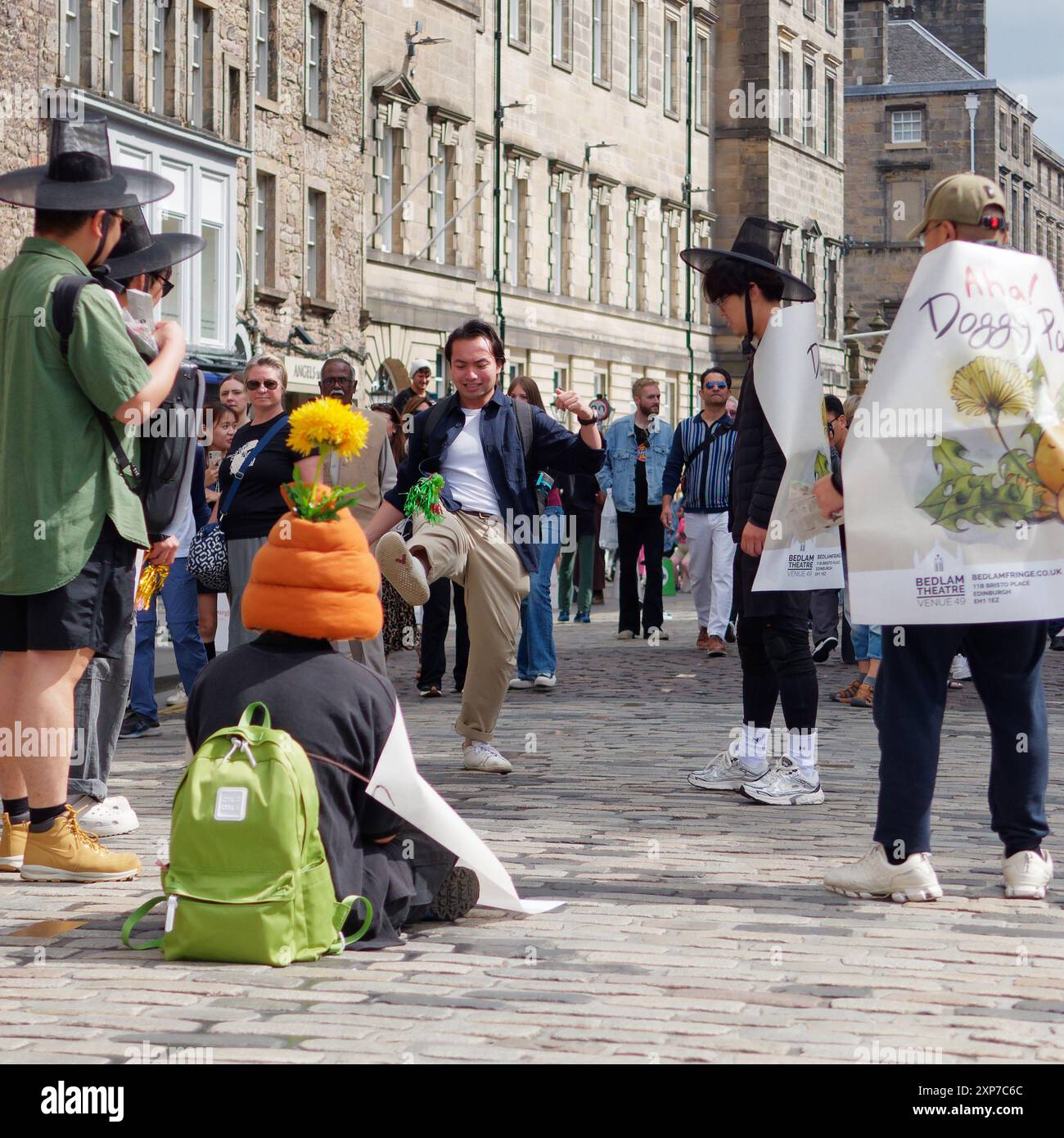 Street Act, der während des Edinburgh Fringe Festivals am 3. August 2024 mit einem Gegenstand spielt und neuartige Hüte trägt Stockfoto