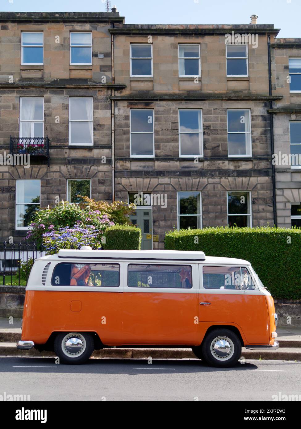 Der klassische VW-Camper-Van in Orange und weiß parkte am 03. August 2024 in einer Wohnstraße in Edinburgh, schottischer Hauptstadt Stockfoto