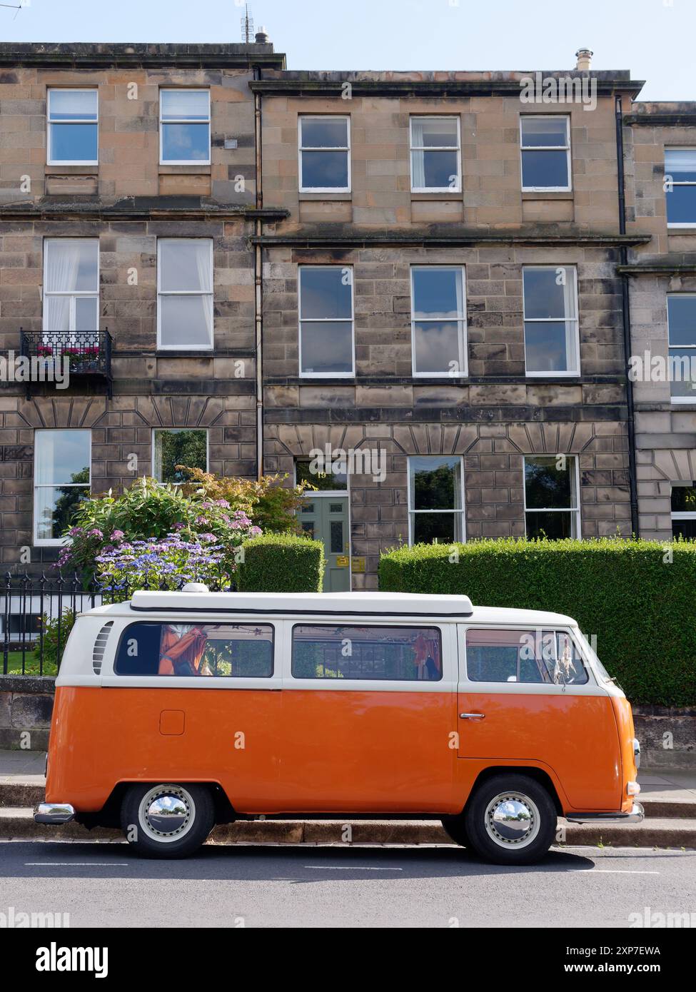 Der klassische VW-Camper-Van in Orange und weiß parkte am 03. August 2024 in einer Wohnstraße in Edinburgh, schottischer Hauptstadt Stockfoto