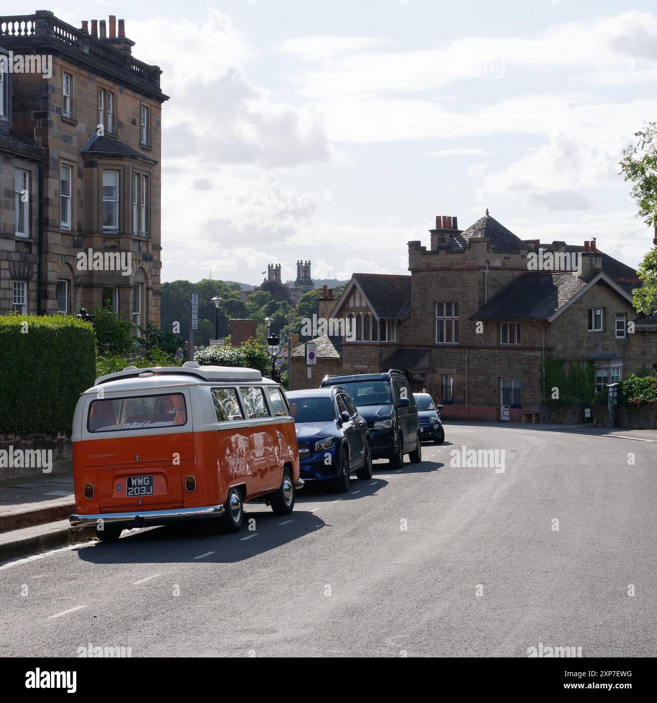 Der klassische VW-Camper-Van in Orange und weiß parkte am 03. August 2024 in einer Wohnstraße in Edinburgh, schottischer Hauptstadt Stockfoto