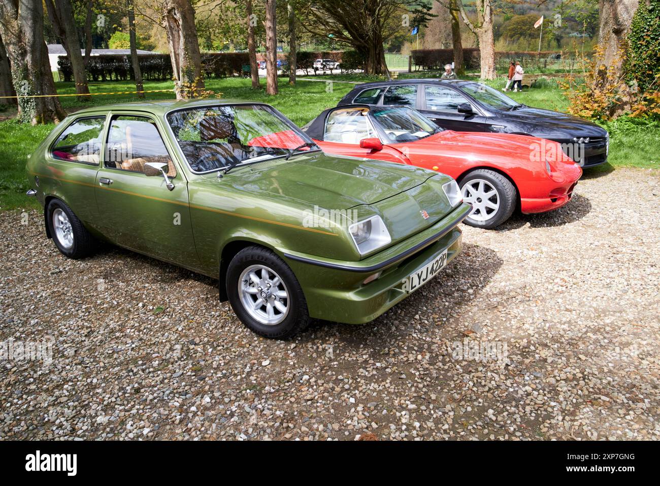 vauxhall chevette tvr und alfa romeo Sportwagon bei einer Oldtimer-Rallye glenarm Forest County antrim, Nordirland, großbritannien Stockfoto