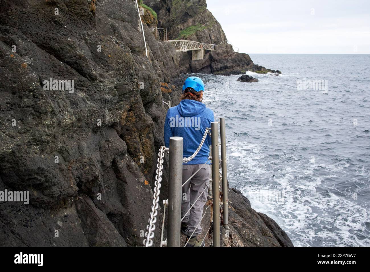 Touristen, die auf einem schmalen Pfad spazieren, gehen auf dem Gobbins Coastal Walk County antrim, Nordirland, großbritannien Stockfoto