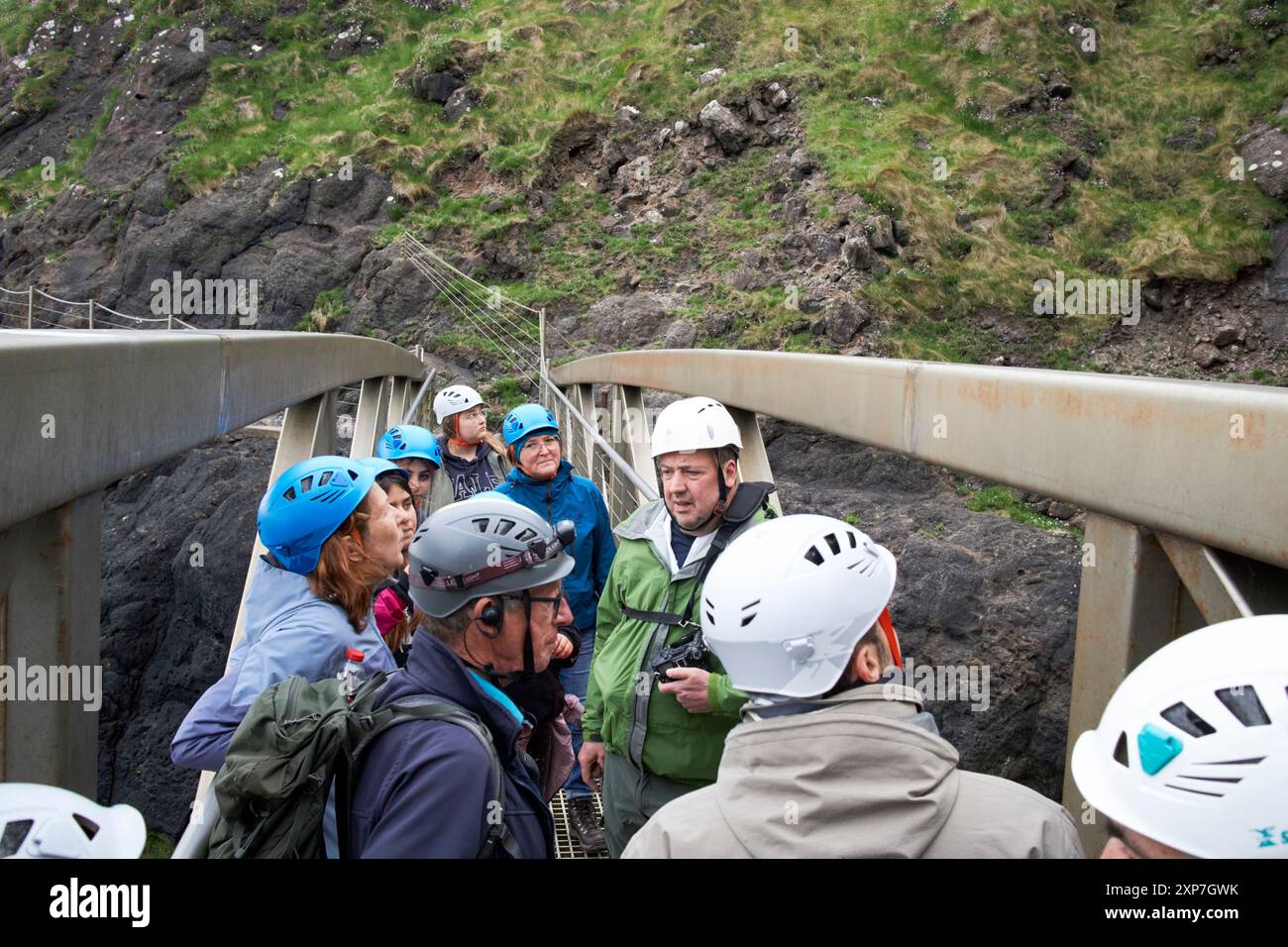 Tourgruppe mit Reiseleiter wartet auf einer der Brücken, vorbei an Orten auf dem Gobbins Coastal Walk County antrim, Nordirland, großbritannien Stockfoto