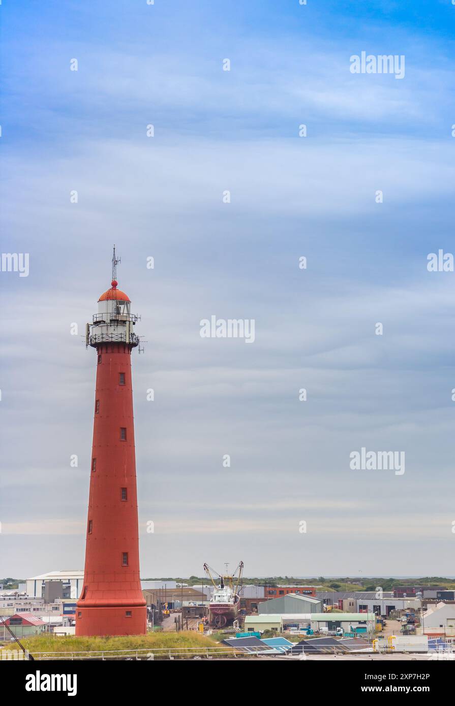 Historischer Leuchtturm im Hafen von IJmuiden, Niederlande Stockfoto