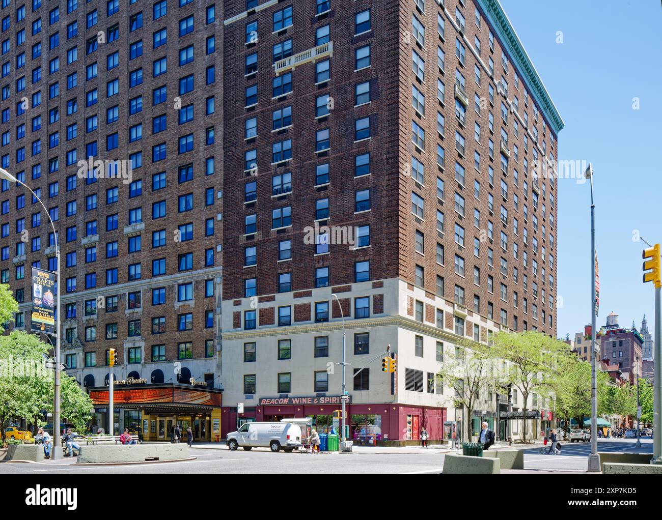 Die Fitzgerald, 201 West 74th Street, ist eine Wohnanlage aus Ziegelstein auf einem dreistöckigen Steingrundstück am Broadway. Stockfoto