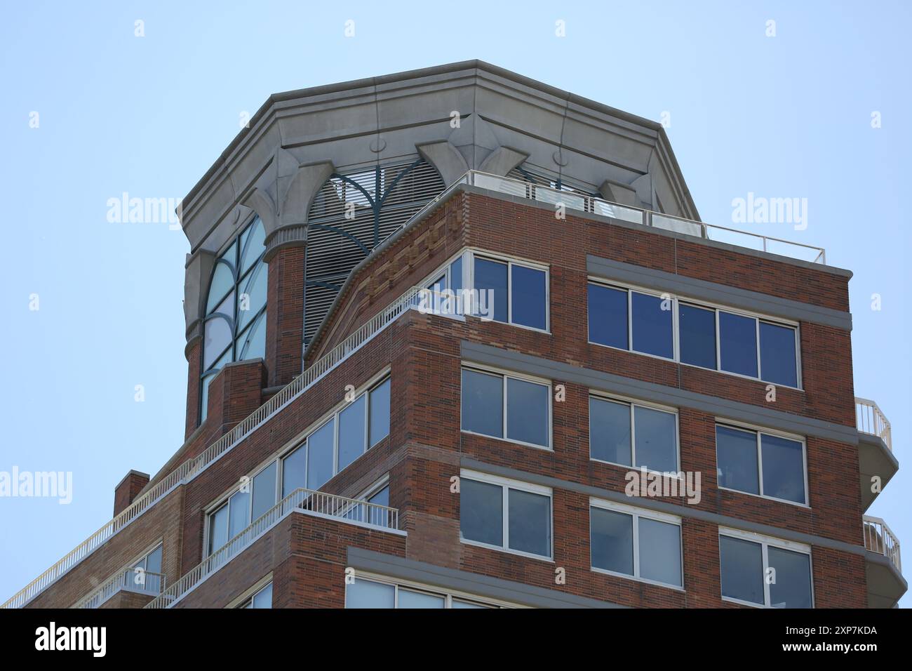 201 West 72nd Street am Broadway ist ein markanter Wohnturm mit metallverkleidetem Turm und Erkerfenstern, Balkonen und einer Terrassenkrone. Stockfoto