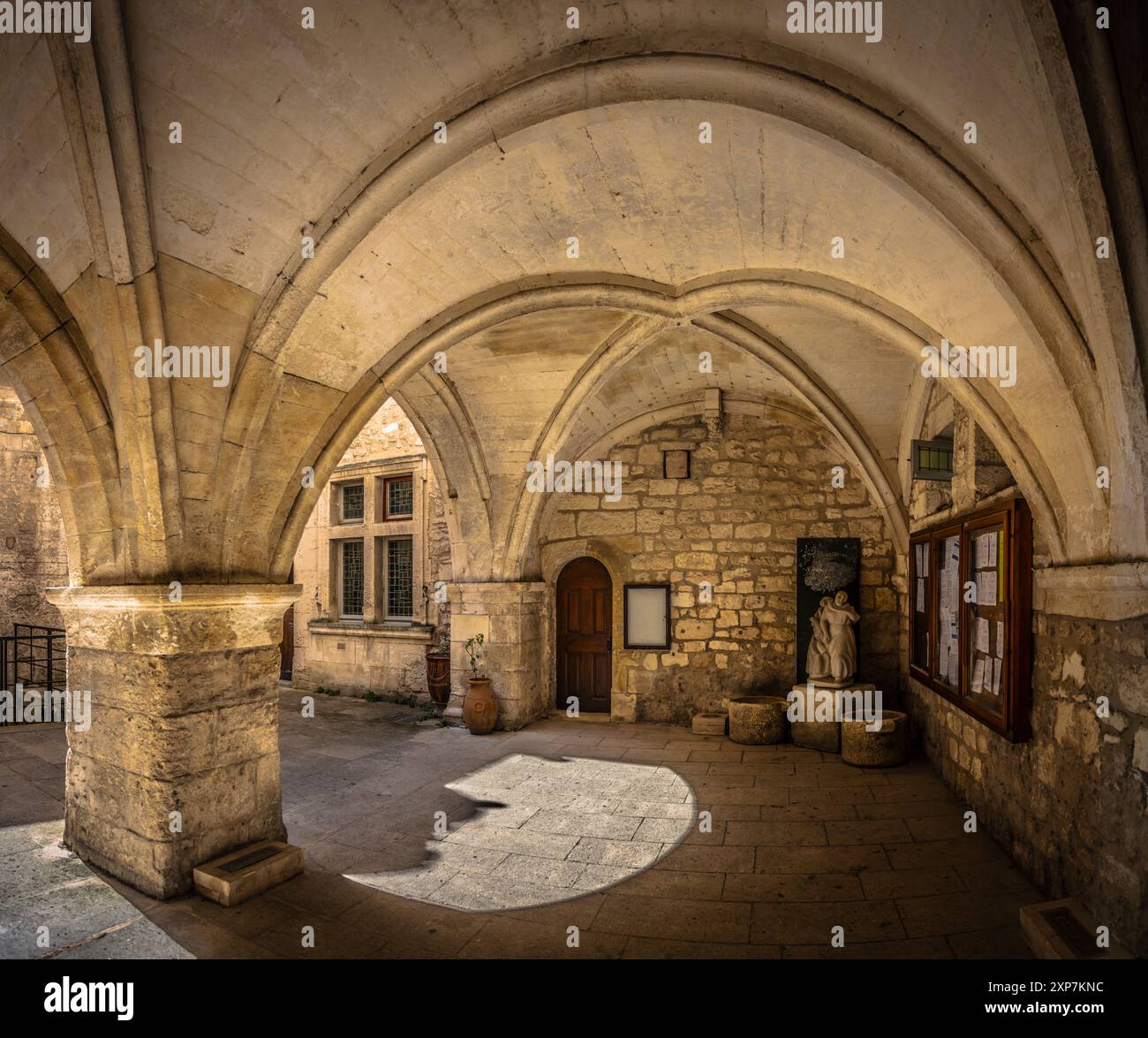 Bögen und Mauerwerk in einem Innenhof in Les Baux-de-Provence, Frankreich. Stockfoto