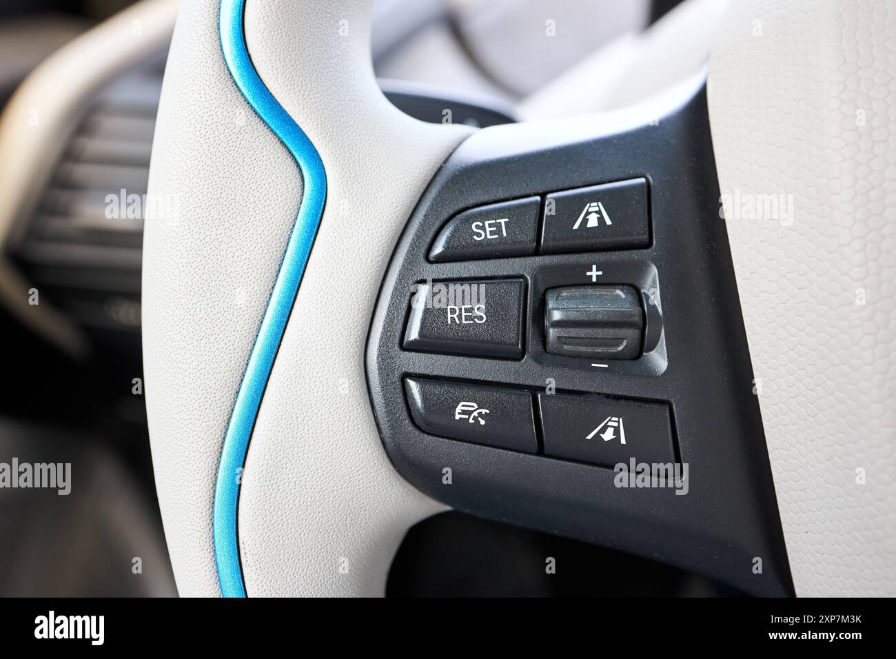 Berlin, 4. Mai 2024: BMW i3 Range Extender REX. Linke Steuertasten am Lenkrad Geschwindigkeit speichern, Geschwindigkeit fortsetzen, Tempomat, aktive Geschwindigkeitsregelung Stockfoto