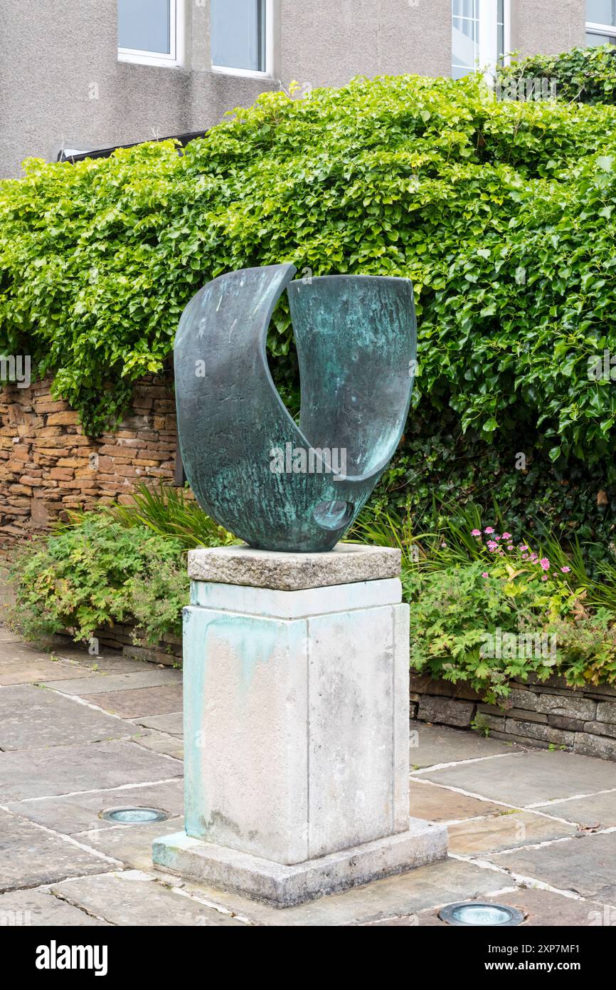 Guss aus geschwungener Form (Trevalgan), Bronze, von Barbara Hepworth. Am Pier Arts Centre, Stromness, Orkney. Stockfoto