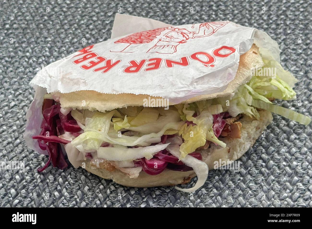 Doener Kebab mit Brot,gegrilltes oder gebratenes Fleisch. *** Doener Kebab mit Brot, gegrilltem oder geröstetem Fleisch Stockfoto