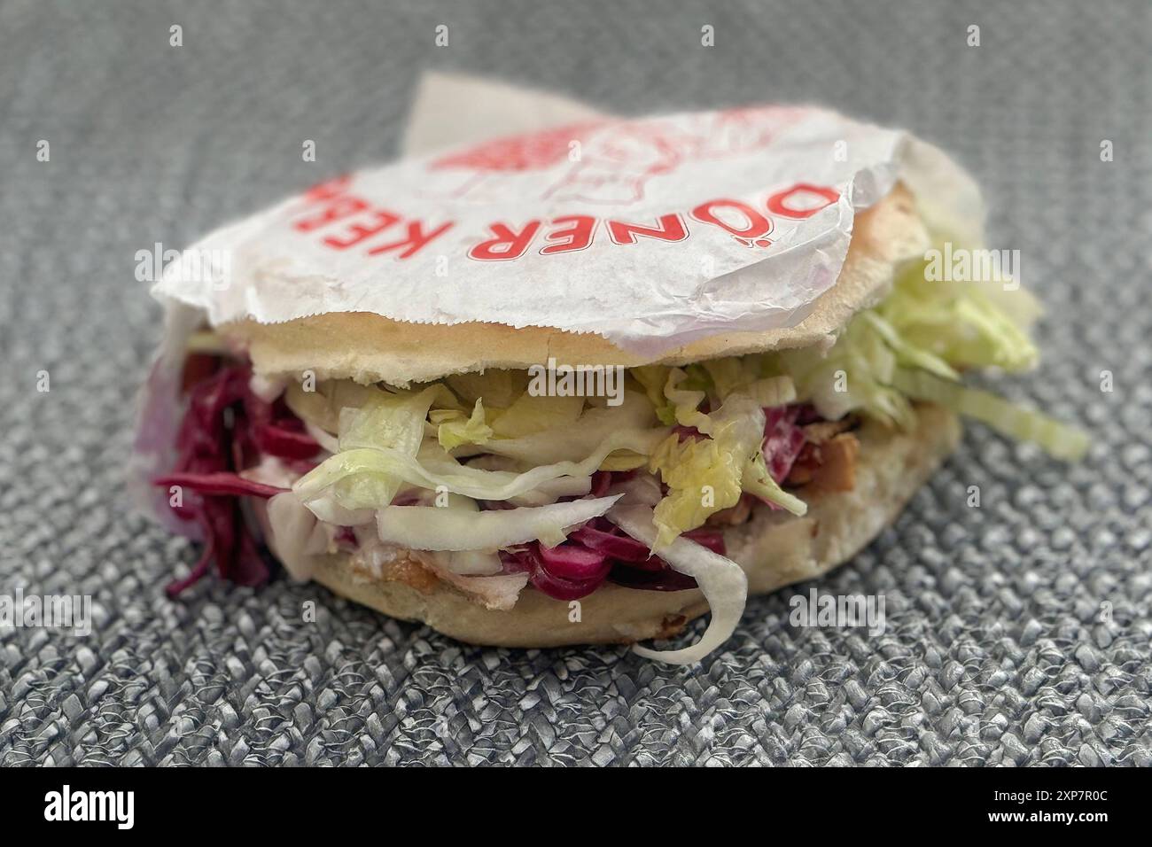 Doener Kebab mit Brot,gegrilltes oder gebratenes Fleisch. *** Doener Kebab mit Brot, gegrilltem oder geröstetem Fleisch Stockfoto
