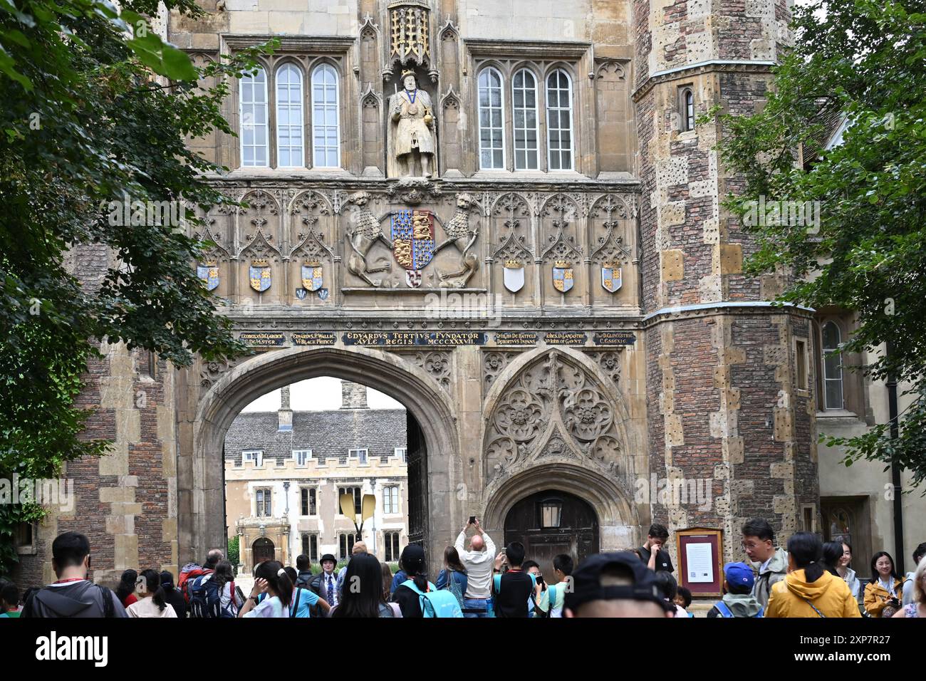 Trinity College, Cambridge, Großbritannien, 04-08-2024, Besucher sehen die Statue vor dem Trinity College mit Goldmedaille um den Hals, um Imogen Grant zu feiern, der bei der Olympischen Spiele 2024 Gold gewonnen hat Stockfoto