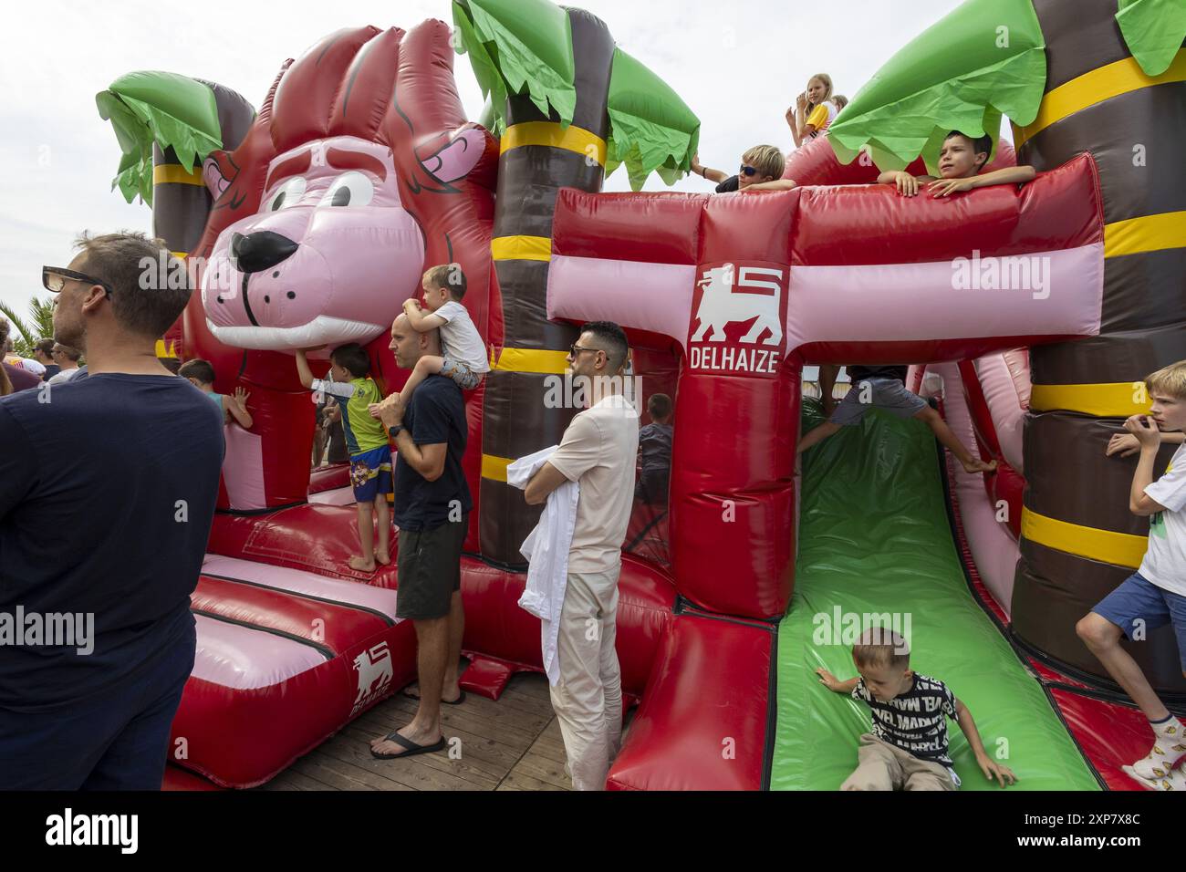 Middelkerke, Belgien. August 2024. Dieses Bild zeigt das Olympische Festival am Sonntag, den 4. August 2024 in Middelkerke. Die Spiele der XXXIII. Olympiade finden vom 26. Juli bis 11. August in Paris statt. Die belgische Delegation zählt 165 Athleten in 21 Sportarten. BELGA FOTO NICOLAS MAETERLINCK Credit: Belga News Agency/Alamy Live News Stockfoto