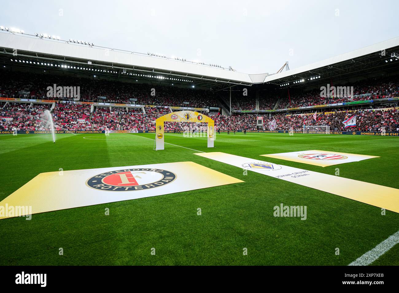 Eindhoven, Niederlande. August 2024. Eindhoven - Überblick über das Stadion während des Johan Cruijff Schaal, dem ersten offiziellen Spiel der Saison 2024/2025 zwischen PSV und Feyenoord. Der Johan Cruijff Schaal XXVIII wird am 4. August 2024 im Philips Stadion in Eindhoven ausgetragen. Credit: Box to Box Pictures/Alamy Live News Stockfoto