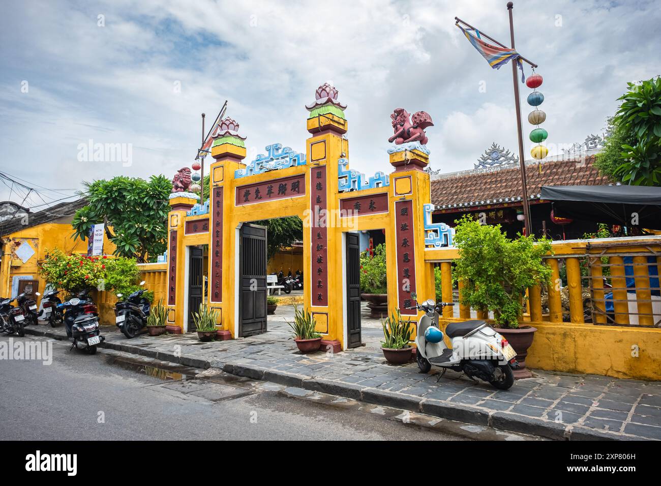 Eintritt zum buddhistischen Tempel. Alte Pagode in Hoi an Altstadt Vietnam. Reisefoto, Blick auf die Straße - Mai 21,2024 Hoi an ist eines der beliebtesten destin Stockfoto