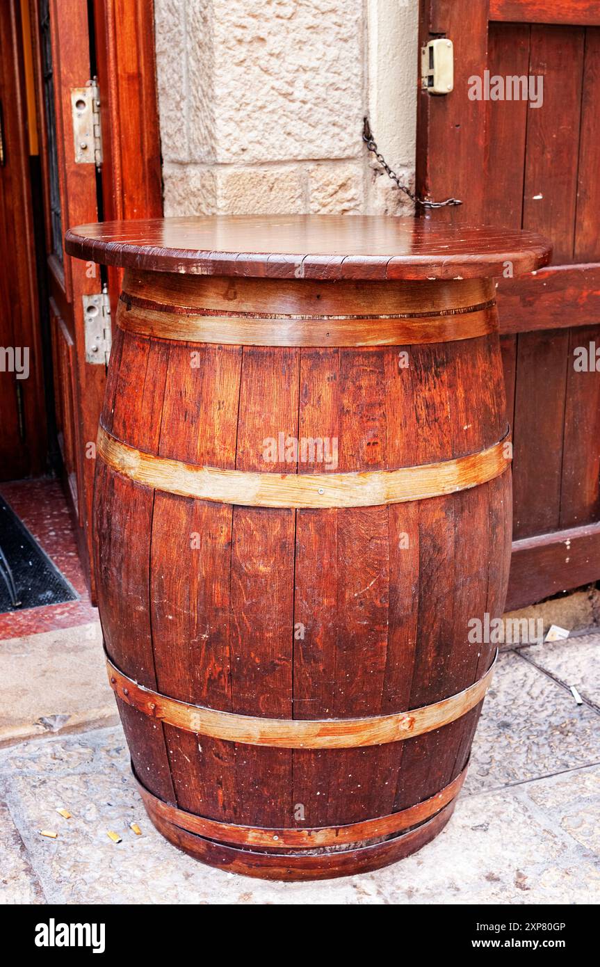 Vintage Holzfass, umfunktioniert als Restauranttisch. Stockfoto