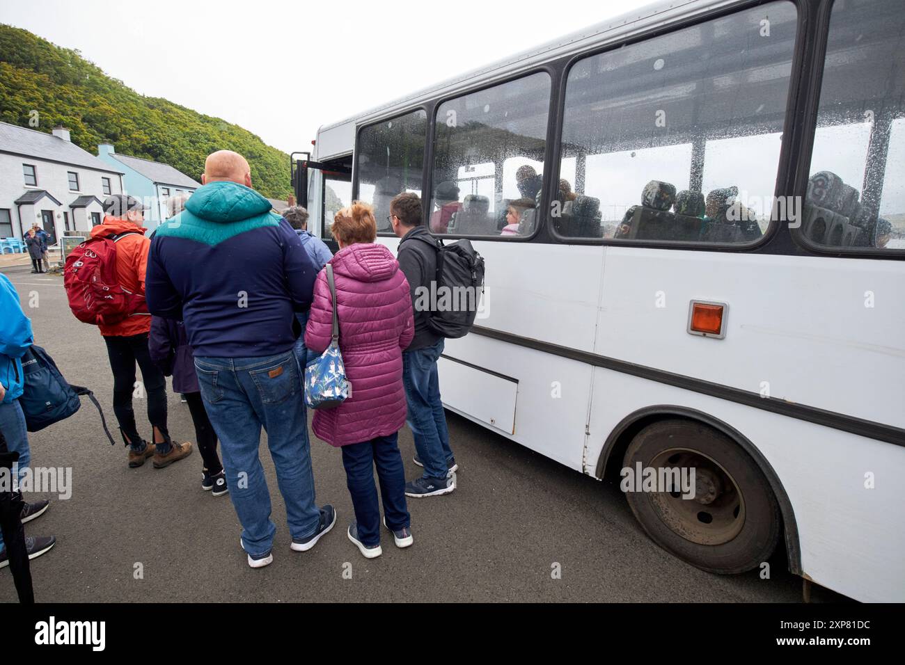 Touristen warten auf den Bus zum westlichen Leuchtturm rathlin Island, County antrim, Nordirland, großbritannien Stockfoto
