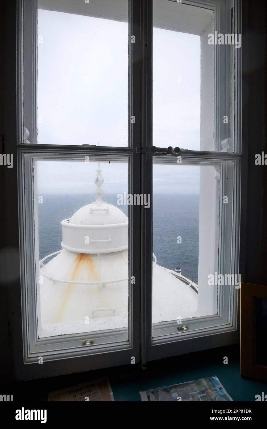 Blick durch das Leuchtturmfenster über den Leuchtturm rathlin West Leuchtturm rathlin Island, County antrim, Nordirland, großbritannien Stockfoto