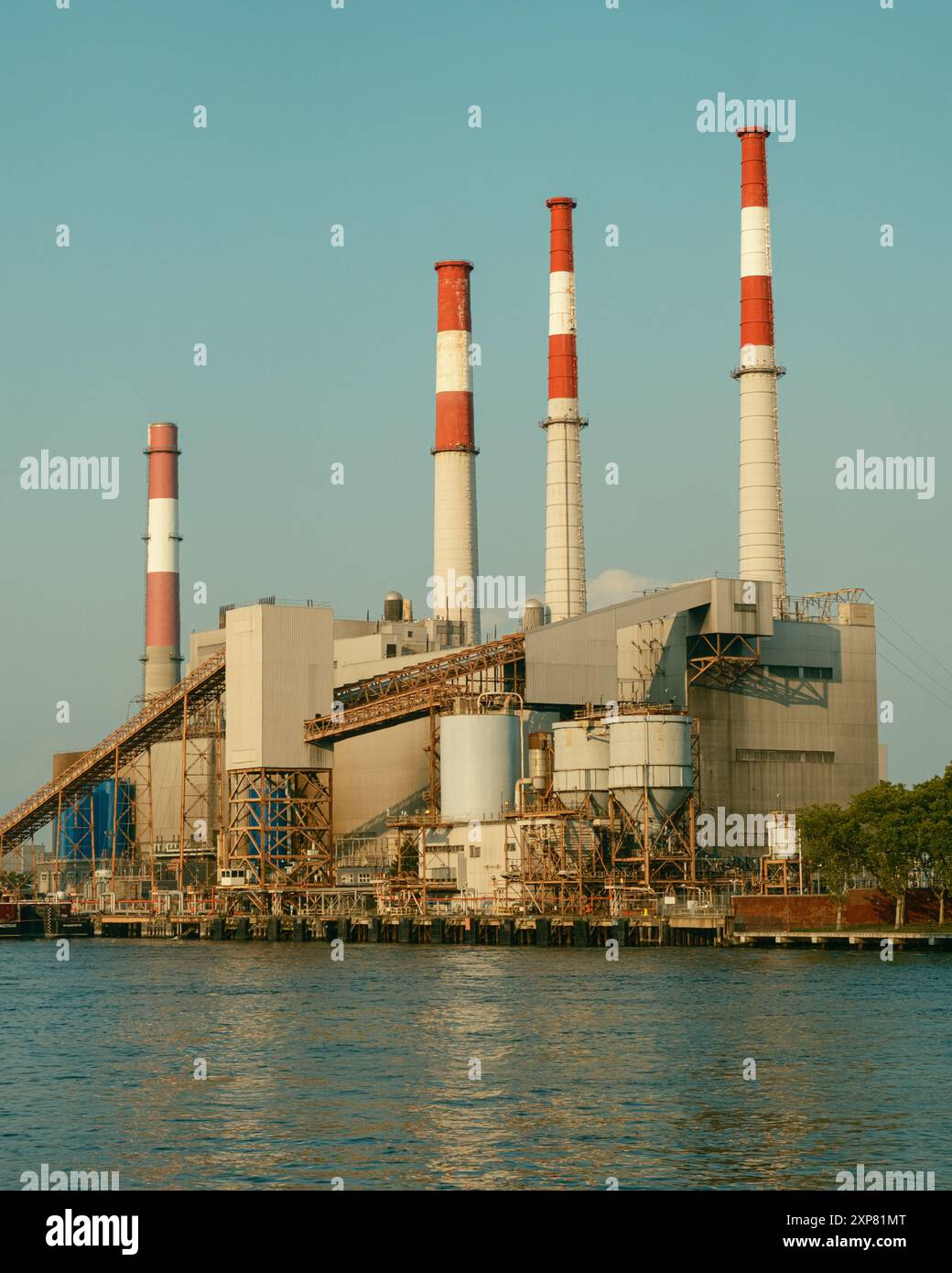 Blick auf Ravenswood Generating Station vom East River, Queens, New York Stockfoto