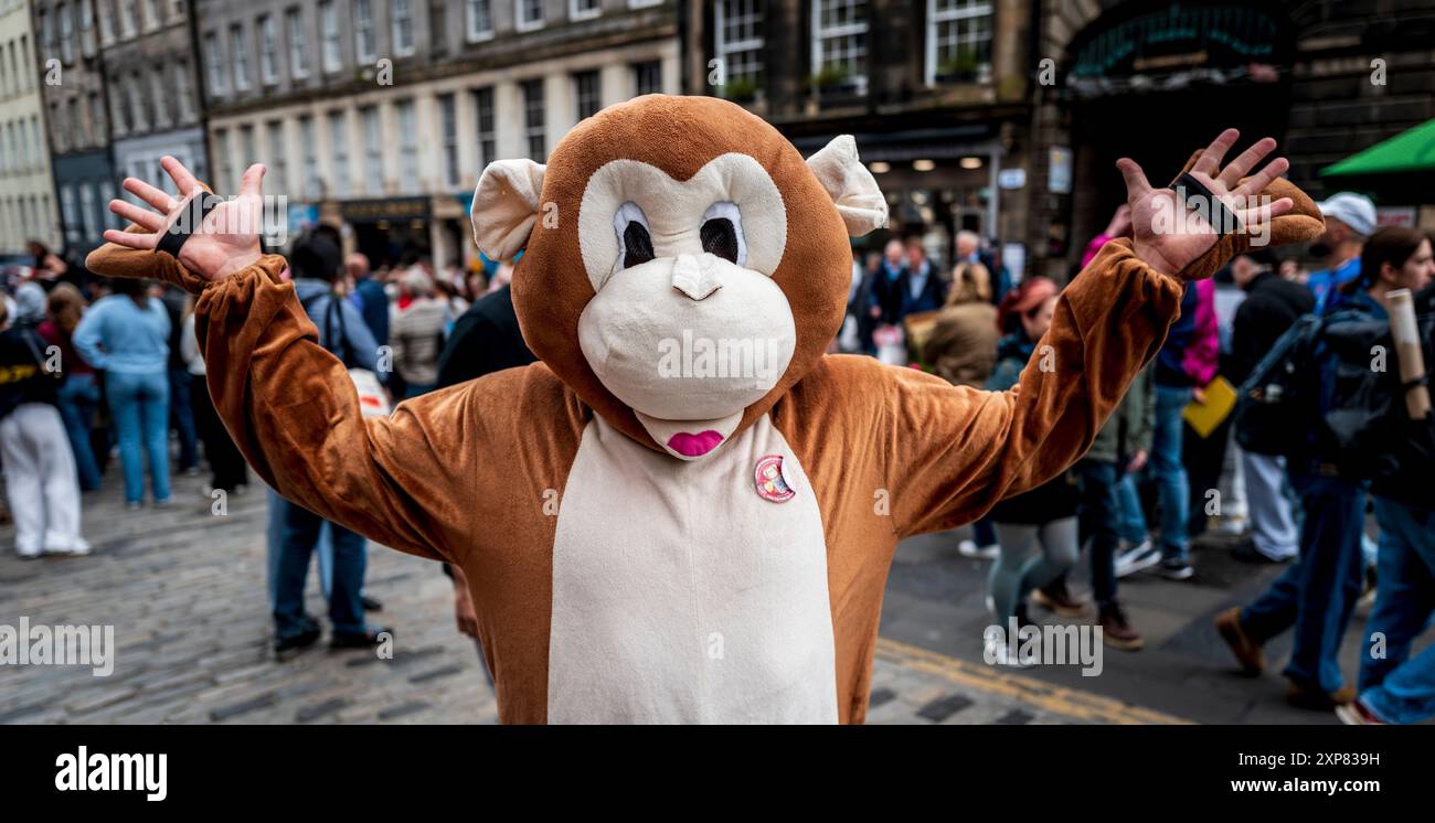 Edinburgh Fringe Festival 2024 - Darsteller auf der Royal Mile - präsentieren und bewerben ihre Shows. Stockfoto