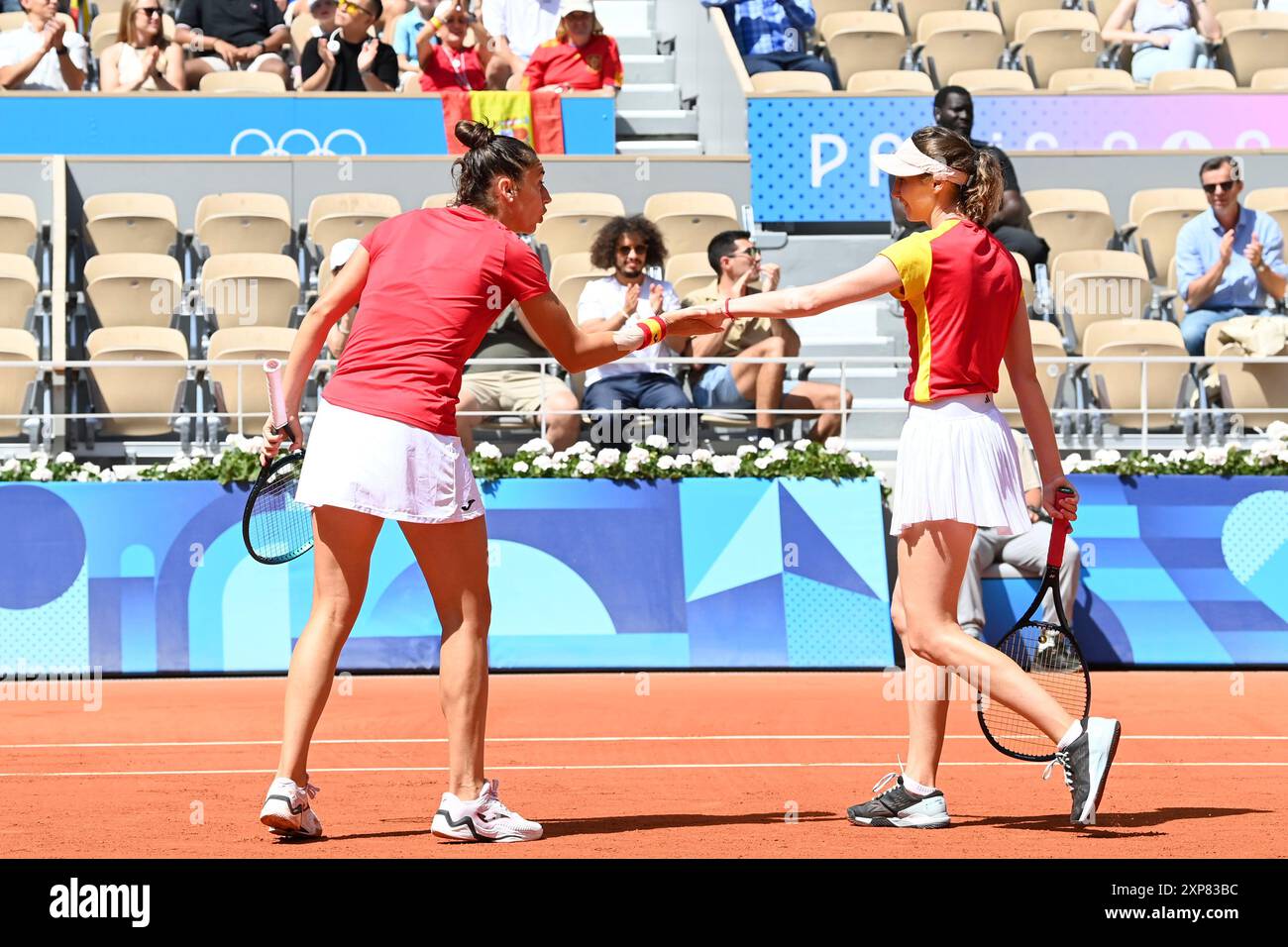 Paris, Frankreich. August 2024. Sara Sorribes Tormo und Cristina Bucsa aus Spanien gegen Karolina Muchova und Linda Noskova aus Tschechien, Tennis, Damendoppel Bronze-Medaillenspiel während der Olympischen Spiele Paris 2024 am 4. August 2024 im Roland-Garros-Stadion in Paris, Frankreich - Foto Michael Baucher/Panoramic/DPPI Media Credit: DPPI Media/Alamy Live News Stockfoto