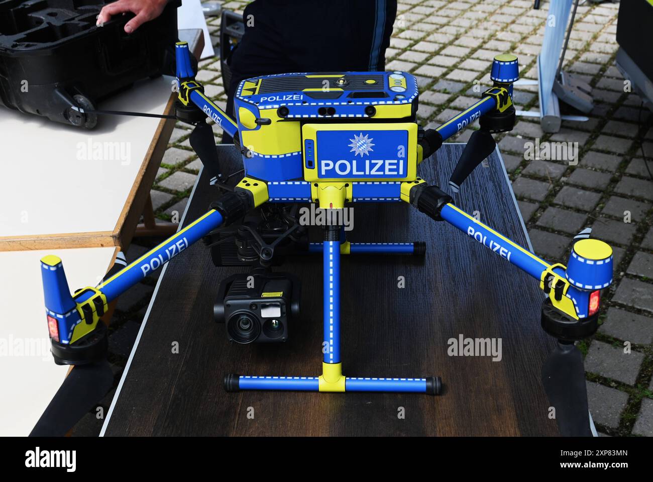 Die Polizei in Regensburg feiert 15 Jahre Polizeipräsidium Oberpfalz. Tag der offenen Tür in der Bajuwarenstraße. Foto: Multicopter Profi-Drohne DJI Matrice 300 RTK *** die Polizei in Regensburg feiert 15 Jahre Tag der offenen Tür des oberpfälzischen Polizeipräsidiums in der Bajuwarenstraße Foto Multicopter Profi-Drohne DJI Matrice 300 RTK Stockfoto
