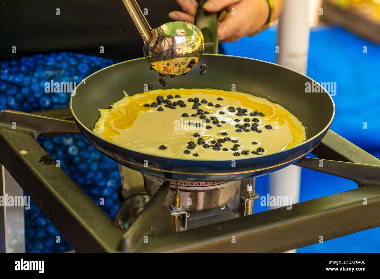 Nicolette Kern backt wilde Heidelbeeren zu einem Pfannkuchen. Der Biergarten des Adventure Golf in Enzklösterle ist ein großartiger Ort, um diese Schwarzwälder Spezialität im Sommer zu genießen. Blaubeerpfannkuchen. Wildbader Straße, Enzklösterle, Baden-Württemberg, Deutschland Stockfoto