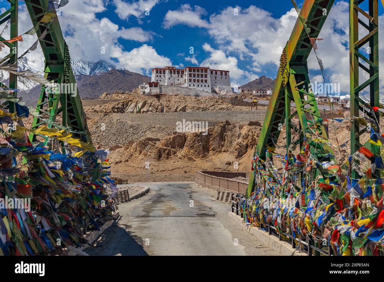 Ein Fernblick auf das Stakna Kloster mit Gebetsfahnen in Ladakh. Auf 2. Juni 2024 geklickt. Stockfoto