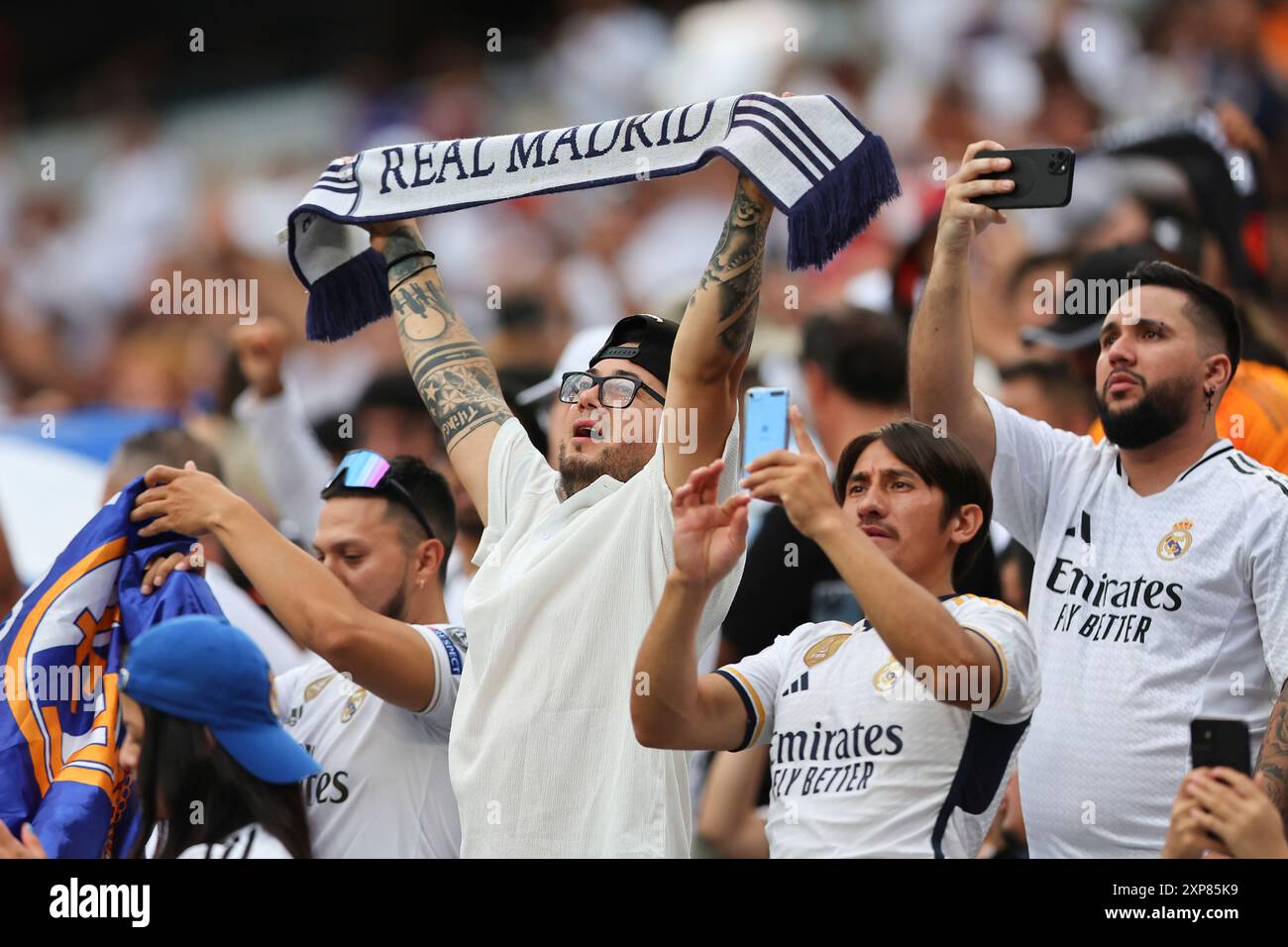 EAST RUTHERFORD, NJ - AUGUST 03: A Real Madrid fan holds up a scarf and sings prior to the Soccer Champions Tour game against Barcelona on August 3, 2024 at MetLife Stadium in East Rutherford, New Jersey. (Photo by Rich Graessle/Icon Sportswire) (Icon Sportswire via AP Images) Stockfoto