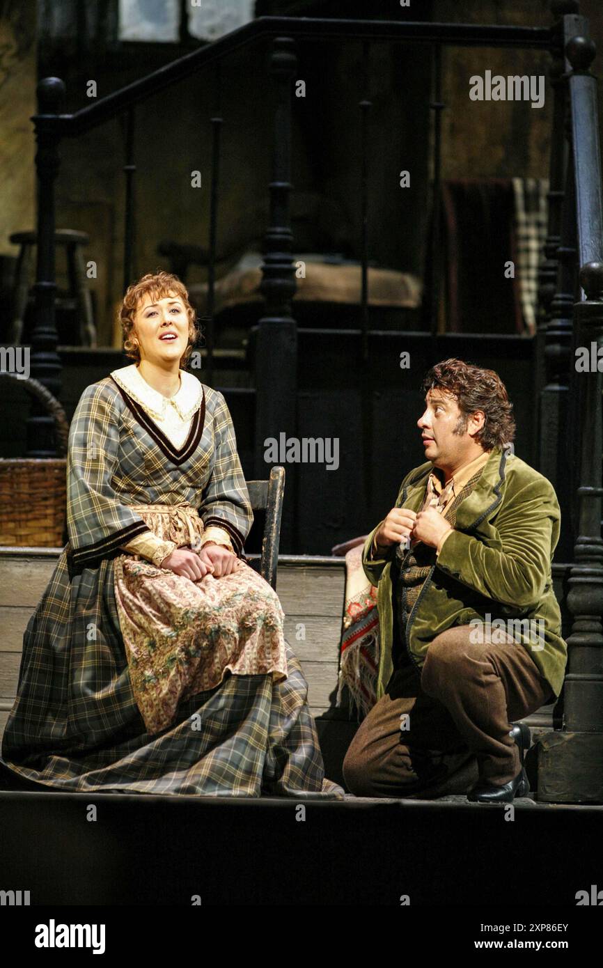 Katie Van Kooten (Mimi), Marcelo Alvarez (Rodolfo) in LA BOHEME an der Royal Opera, Covent Garden London WC2 23/10/2006 Musik: Giacomo Puccini Libretto: Luigi Illica und Giuseppe Giacosa Dirigent: Philippe Jordan Design: Julia Trevelyan Oman Originalbeleuchtung: John Bundy Regisseur: John Copley Stockfoto