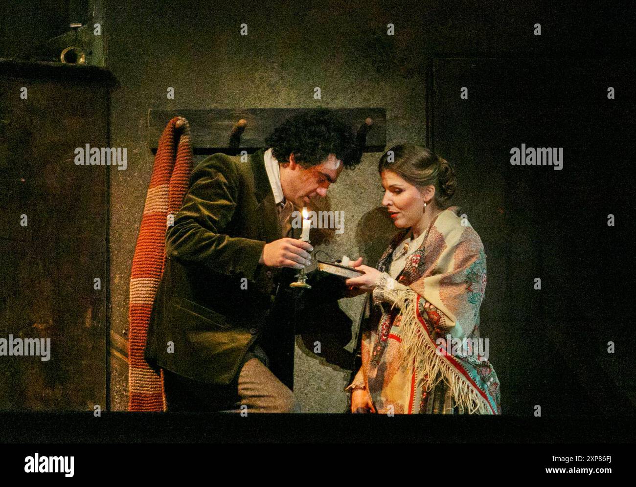 Rolando Villazon (Rodolfo), Maija Kovalevska (Mimi) in LA BOHEME an der Royal Opera, Covent Garden London WC2 17/12/2012 Musik: Giacomo Puccini Libretto: Luigi Illica und Giuseppe Giacosa Dirigent: Mark Elder Design: Julia Trevelyan Oman Beleuchtung: John Charlton Regisseur: John Copley Stockfoto