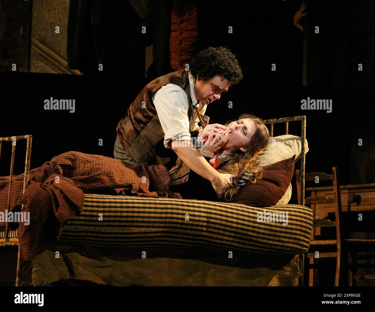 Rolando Villazon (Rodolfo), Maija Kovalevska (Mimi) in LA BOHEME an der Royal Opera, Covent Garden London WC2 17/12/2012 Musik: Giacomo Puccini Libretto: Luigi Illica und Giuseppe Giacosa Dirigent: Mark Elder Design: Julia Trevelyan Oman Beleuchtung: John Charlton Regisseur: John Copley Stockfoto