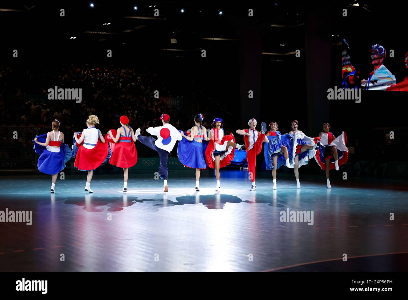 Französische Cancan, Handball-Vorrunde während der Olympischen Spiele Paris 2024 am 4. August 2024 in der Arena Paris Sud in Paris, Frankreich - Foto Gregory Lenormand/DPPI Media/Panorama Credit: DPPI Media/Alamy Live News Stockfoto