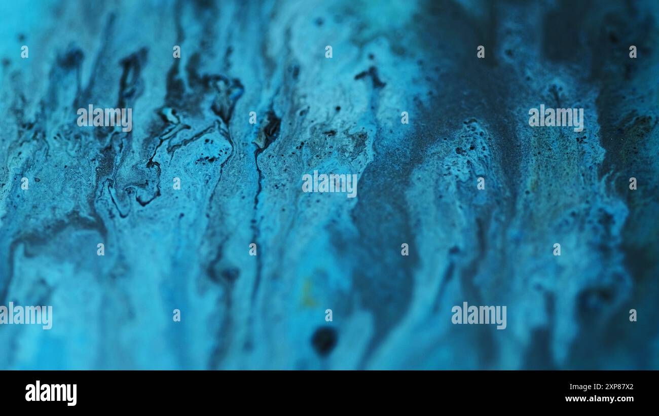 Tintenfluss. Defokussierte Glitzerstruktur. Azurblaue Farbe schimmernde Farbe mischt Welle mystische nasse Emulsion abstrakten Hintergrund. Stockfoto