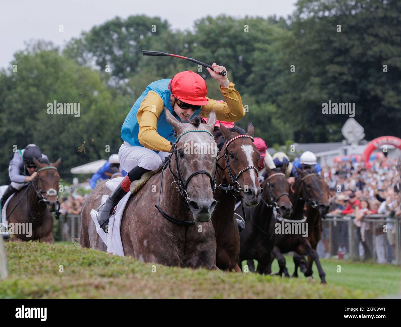 04.08.2024. Düsseldorf. Sieger des 166. Henkel-Preis der Diana – Deutsche Eiche ist Jockey Martin Seidl auf Stute Erle vom Gestüt Röttgen und bescherte T Stockfoto