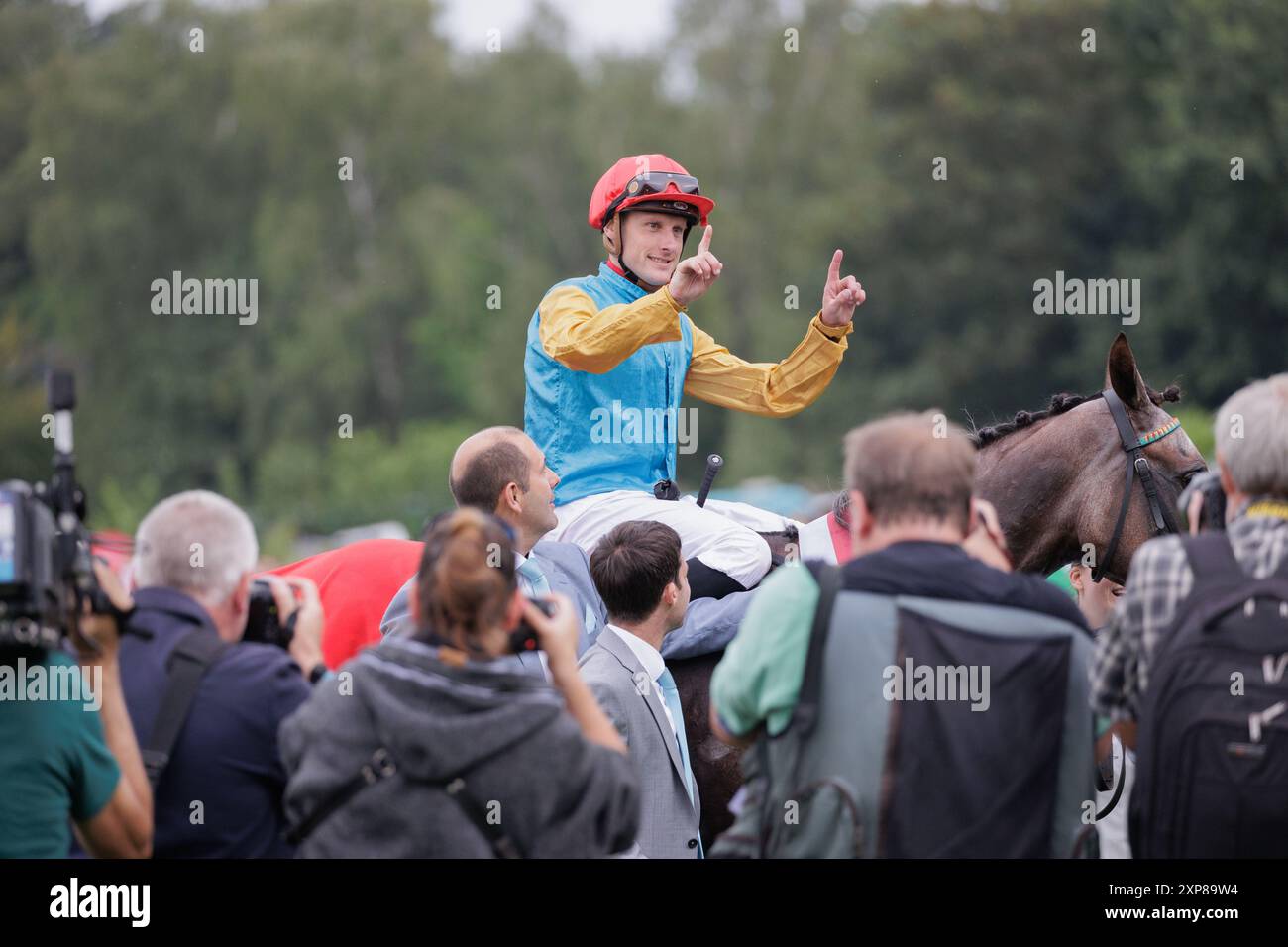 04.08.2024. Düsseldorf. Sieger des 166. Henkel-Preis der Diana – Deutsche Eiche ist Jockey Martin Seidl auf Stute Erle vom Gestüt Röttgen und bescherte T Stockfoto