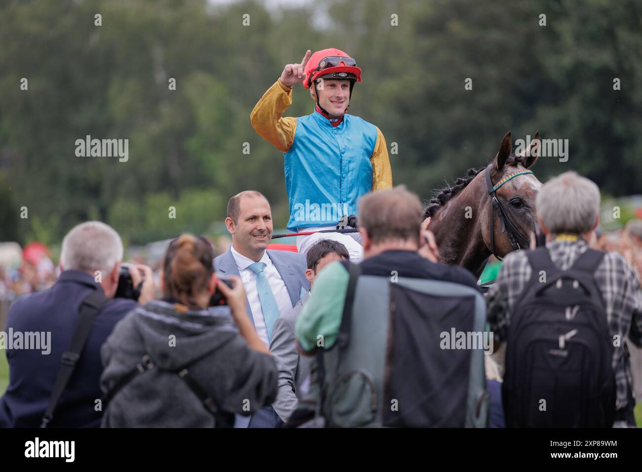 04.08.2024. Düsseldorf. Sieger des 166. Henkel-Preis der Diana – Deutsche Eiche ist Jockey Martin Seidl auf Stute Erle vom Gestüt Röttgen und bescherte T Stockfoto